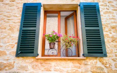 Quelle couleur de volets choisir pour une maison en pierre ?