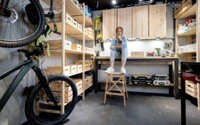 Idées d’étagères de garage faites maison pour un rangement efficace